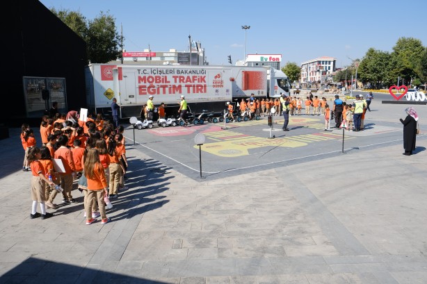 Foto - Mobil trafik eğitim tırında emniyet kemerinin önemi simülasyon ile anlatıldı
