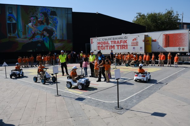 Foto - Mobil trafik eğitim tırında emniyet kemerinin önemi simülasyon ile anlatıldı
