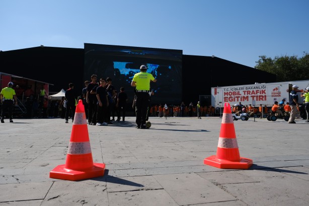 Foto - Mobil trafik eğitim tırında emniyet kemerinin önemi simülasyon ile anlatıldı