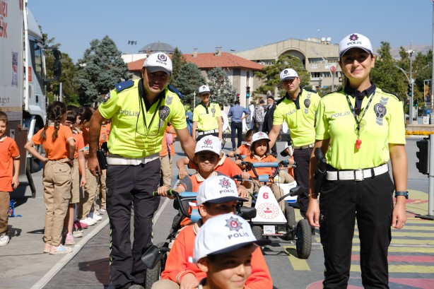 Foto - Mobil trafik eğitim tırında emniyet kemerinin önemi simülasyon ile anlatıldı