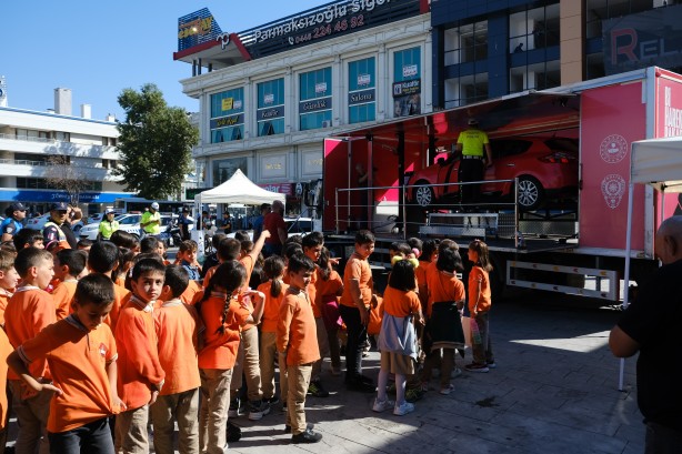 Foto - Mobil trafik eğitim tırında emniyet kemerinin önemi simülasyon ile anlatıldı