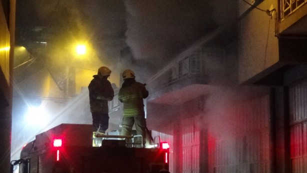 Foto - Mobilya atölyesinde korkutan yangın! Alevlere teslim oldu