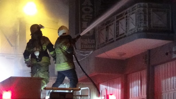 Foto - Mobilya atölyesinde korkutan yangın! Alevlere teslim oldu