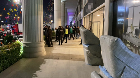 Foto - Mobilya firması iflas etti! Tırlarla gelen alacaklılar eşyaları yağmaladı