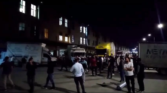 Foto - Mobilya firması iflas etti! Tırlarla gelen alacaklılar eşyaları yağmaladı