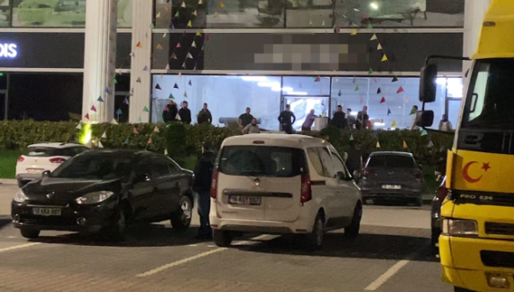 Foto - Mobilya firması iflas etti! Tırlarla gelen alacaklılar eşyaları yağmaladı