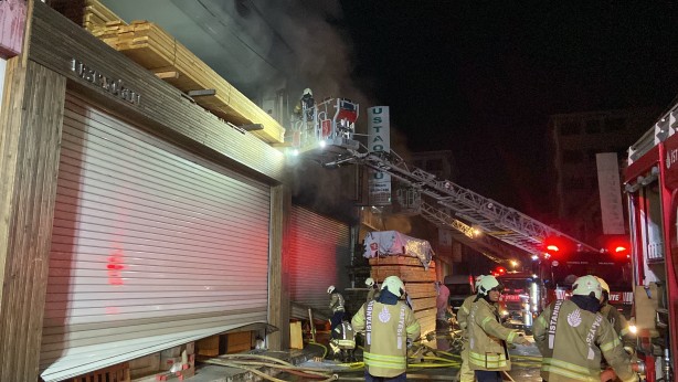 Foto - Mobilya imalathanesinde korkutan yangın