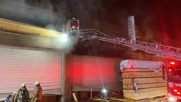 Foto - Mobilya imalathanesinde korkutan yangın