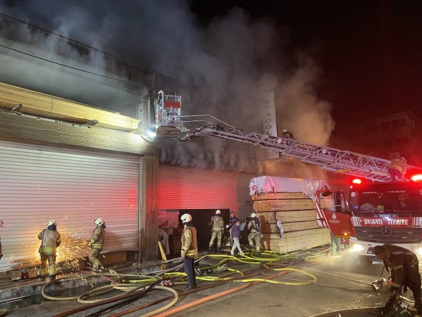 Foto - Mobilya imalathanesinde korkutan yangın