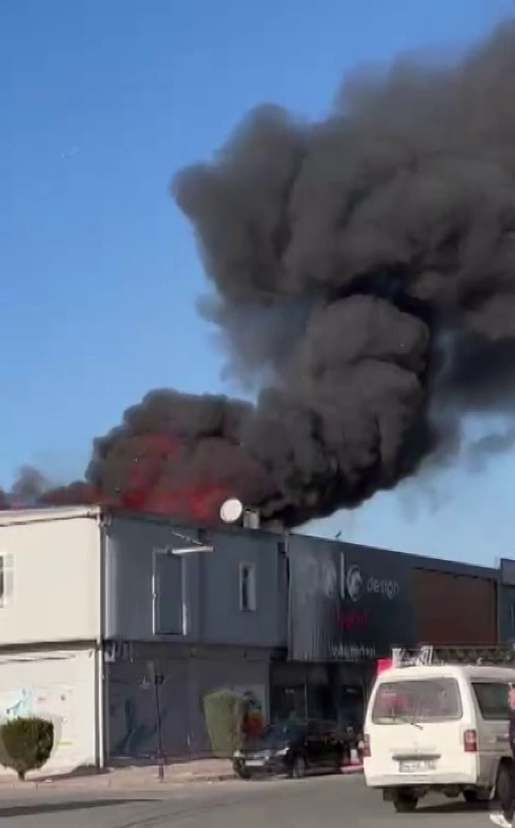 Foto - Mobilyacılar çarşısında korkutan yangın! Çok sayıda ekip sevk edildi