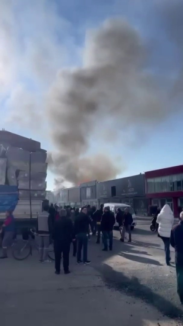 Foto - Mobilyacılar çarşısında korkutan yangın! Çok sayıda ekip sevk edildi