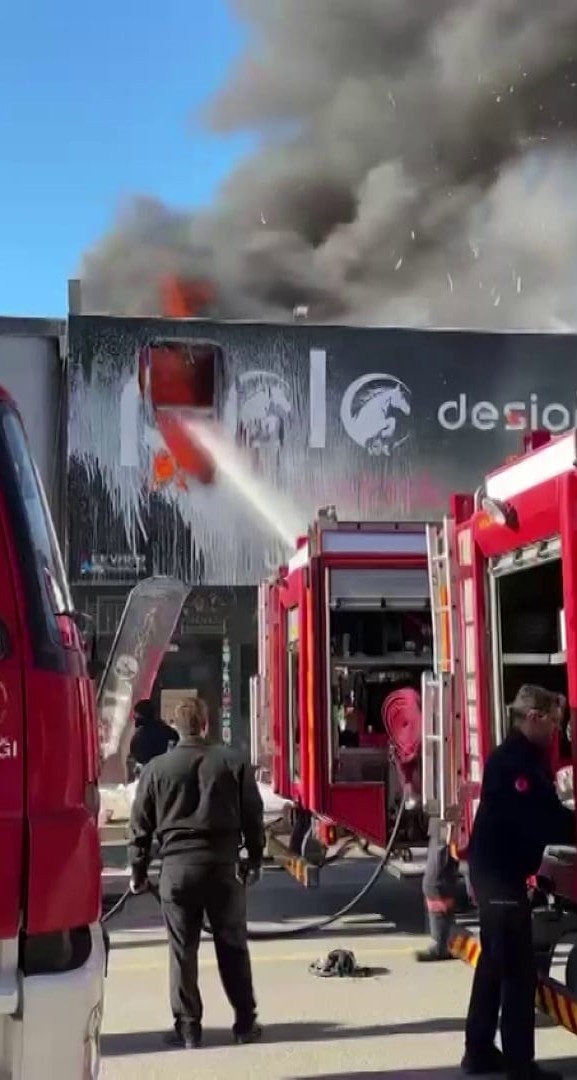 Foto - Mobilyacılar çarşısında korkutan yangın! Çok sayıda ekip sevk edildi