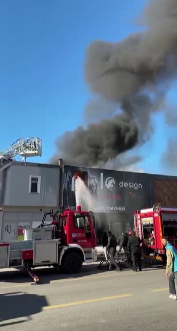 Foto - Mobilyacılar çarşısında korkutan yangın! Çok sayıda ekip sevk edildi