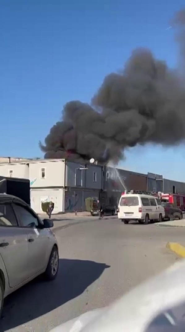 Foto - Mobilyacılar çarşısında korkutan yangın! Çok sayıda ekip sevk edildi