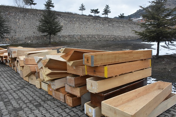 Mobilyacıların en zorlu mesaisi! Binlerce tabut hazırlandı