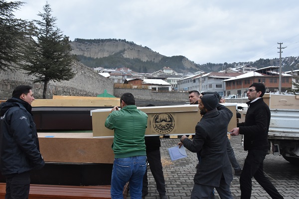 Foto - Mobilyacıların en zorlu mesaisi! Binlerce tabut hazırlandı