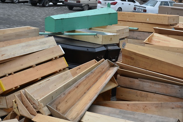 Foto - Mobilyacıların en zorlu mesaisi! Binlerce tabut hazırlandı