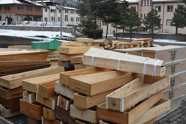 Foto - Mobilyacıların en zorlu mesaisi! Binlerce tabut hazırlandı