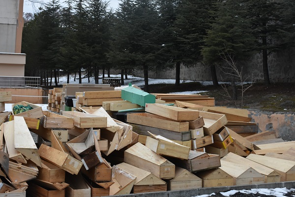 Foto - Mobilyacıların en zorlu mesaisi! Binlerce tabut hazırlandı