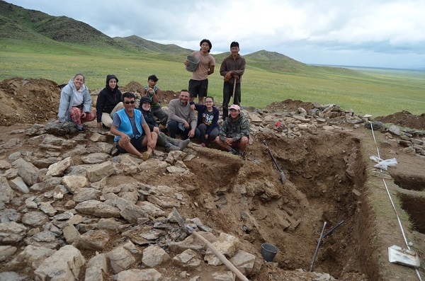 Moğol ve Türk arkeologlardan mezar kazısı 