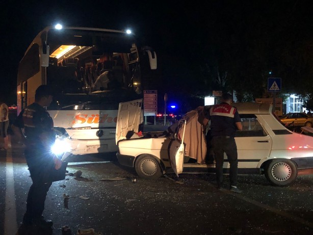  Moladan çıkan otobüs karşı şeride geçip otomobile çarptı