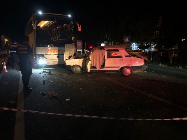 Foto - Moladan çıkan otobüs karşı şeride geçip otomobile çarptı