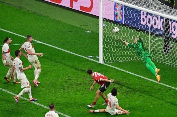 Foto - Montellaya ağır sözler söylemişti… Dev zafer sonrası Milli Takım paylaşımı yaptı! Mustafa Sandal'a tepki yağdı