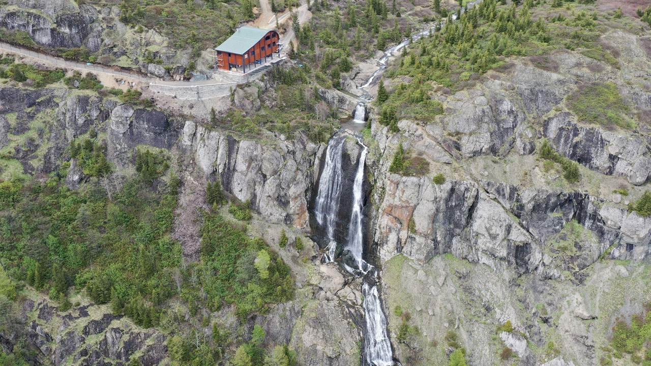 Foto - Mor ve sarı çiçekler, karla buluştu! Sis Dağı Yaylası'nda bahar büyüsü