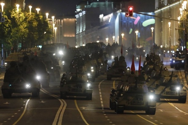 Foto - Moskova'da asker sokağa indi! Ne var ne yok yığdılar