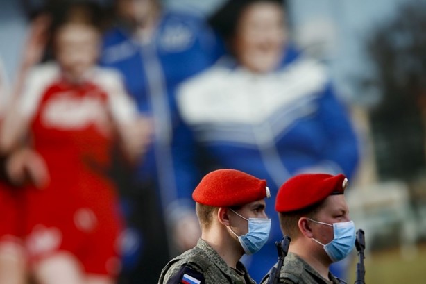 Foto - Moskova'da asker sokağa indi! Ne var ne yok yığdılar