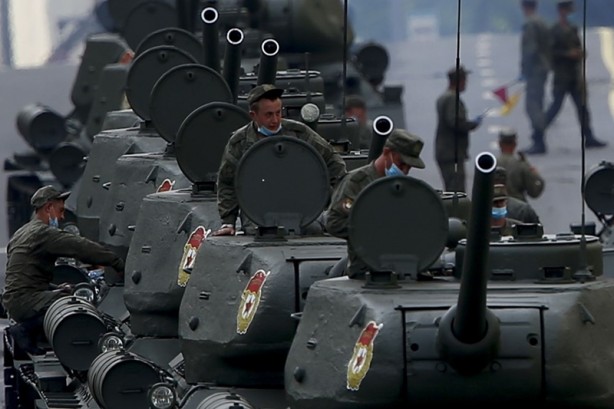 Foto - Moskova'da asker sokağa indi! Ne var ne yok yığdılar