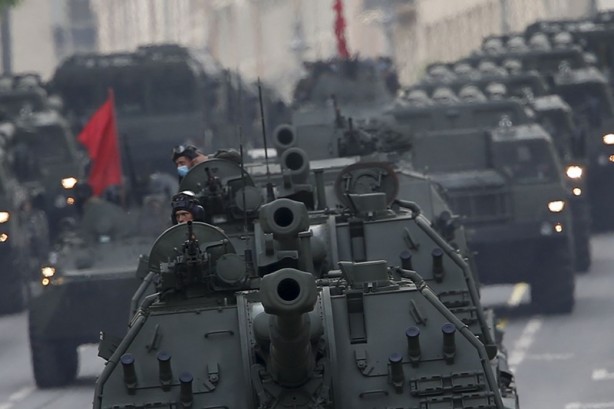 Moskova'da asker sokağa indi! Ne var ne yok yığdılar