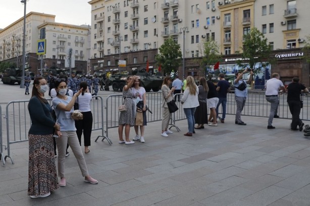 Foto - Moskova'da asker sokağa indi! Ne var ne yok yığdılar