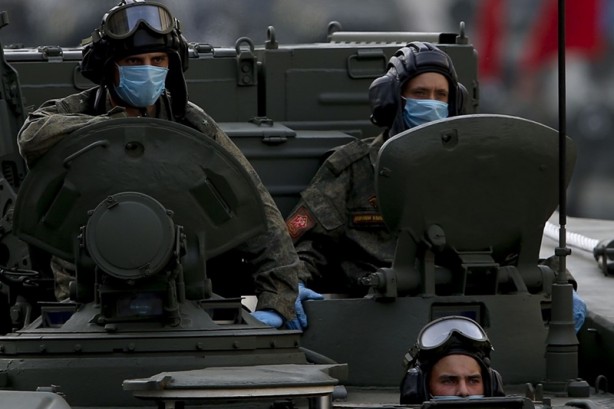 Foto - Moskova'da asker sokağa indi! Ne var ne yok yığdılar