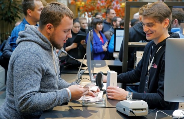 Moskova’da iPhone 7 izdihamı