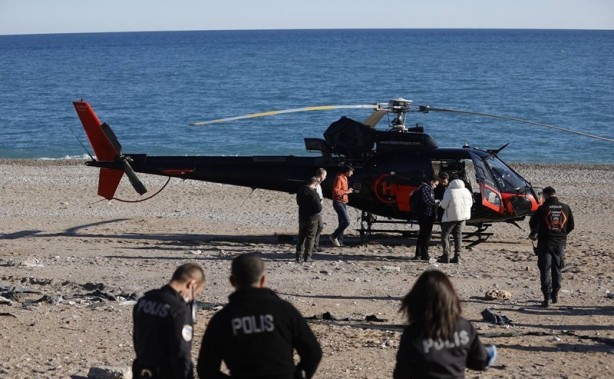 Foto - Motor arızası yapan helikopter sahile acil iniş yaptı