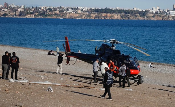 Motor arızası yapan helikopter sahile acil iniş yaptı
