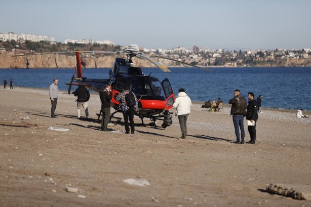 Foto - Motor arızası yapan helikopter sahile acil iniş yaptı