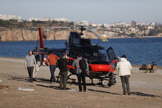 Foto - Motor arızası yapan helikopter sahile acil iniş yaptı
