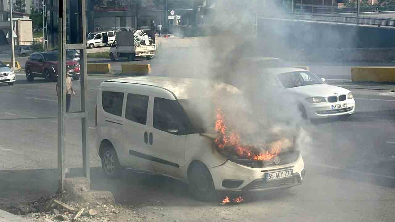 Motor kısmı bir anda alev aldı: Son anda kovalar yetişti!