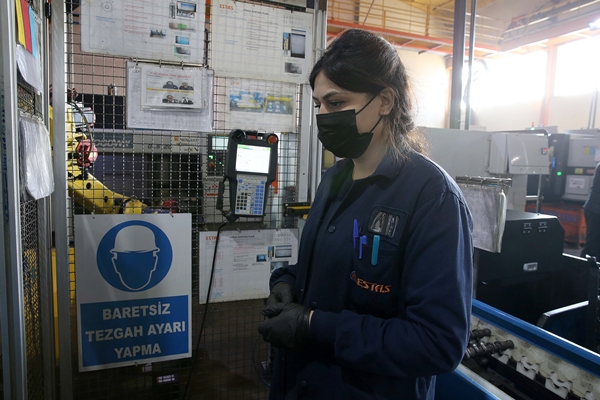 Foto - Motor parçası üreten fabrikada kadınlar da ter döküyor