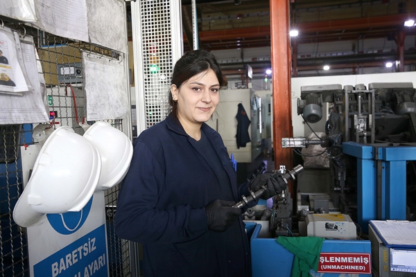 Foto - Motor parçası üreten fabrikada kadınlar da ter döküyor