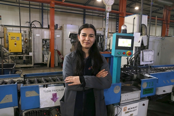 Foto - Motor parçası üreten fabrikada kadınlar da ter döküyor