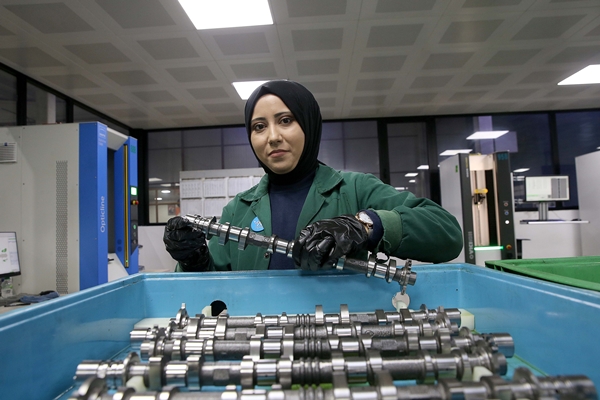 Foto - Motor parçası üreten fabrikada kadınlar da ter döküyor