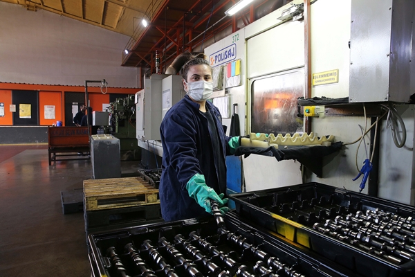 Foto - Motor parçası üreten fabrikada kadınlar da ter döküyor