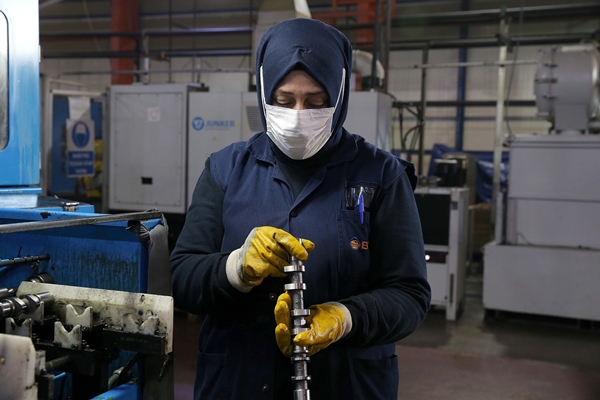 Foto - Motor parçası üreten fabrikada kadınlar da ter döküyor