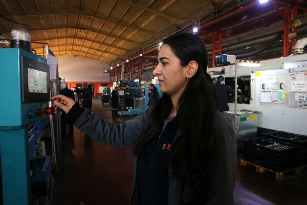 Foto - Motor parçası üreten fabrikada kadınlar da ter döküyor