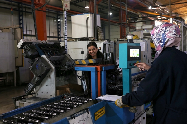 Foto - Motor parçası üreten fabrikada kadınlar da ter döküyor