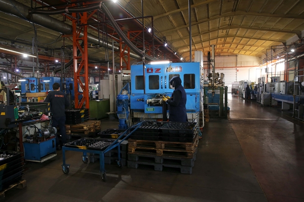 Foto - Motor parçası üreten fabrikada kadınlar da ter döküyor