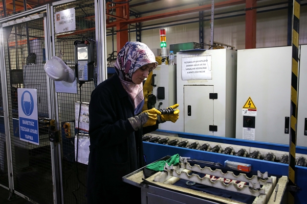 Foto - Motor parçası üreten fabrikada kadınlar da ter döküyor